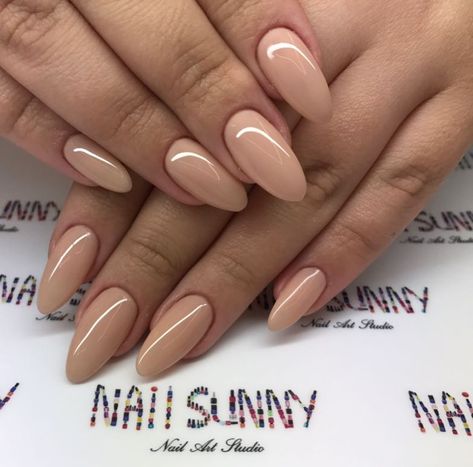 Beige Round Nails, Nails Graduation, Brown Acrylic Nails, Graduation Nails, Fall Gel Nails, Subtle Nails, Beige Nails, Short Square Acrylic Nails, Dope Nail Designs