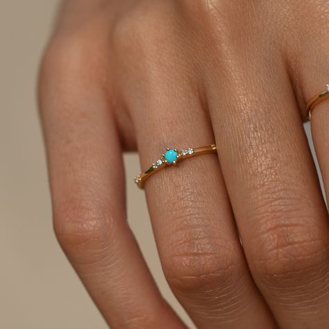 "Dainty Turquoise Gold Wedding Band/14k Solid Rose Gold Jewelry/Turquoise Diamond Ring/Valentine Gift Ideas/Kingman Turquoise/Genuine Ring ★ ★ ★ ★ CUSTOM/DUTY-FREE SHIPPING WORLDWIDE, BUYERS DON'T HAVE TO PAY ANY CUSTOM FEES WHILE IMPORTING ★ ★ ★ ★ Details Material: 14k/18k gold Color Options: Yellow Gold, White Gold, Rose Gold ★ Stone Turquoise , Round Size: 2.6 mm * 1 Nos Approx Weight (Ct): 0.08 ★ Stone Natural Diamond Round Size: 1.2 mm * 6 Approx Weight (Ct): 0.06 ★ Band Width: 1.3 mm ★ 100 Turquoise Diamond Rings, Turquoise Wedding Band, Dainty Wedding Band, Gold Jhumka Earrings, Dainty Wedding, Emerald Band, Baby Activity, Green Stone Rings, Paper Ring