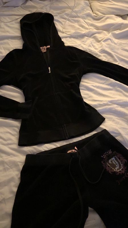 Black Juicy Couture Tracksuit 2000s, Mcbling Juicy Couture, 2000s Fashion Juicy Couture, Old Juicy Couture Tracksuit, Lazy Y2k Outfits, Juicy Couture Tracksuit 2000s, Vintage Juicy Couture Tracksuit, Juicy Tracksuit 2000s, Black Juicy Tracksuit