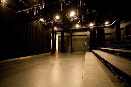 I'm in love with the drama and simplicity of a black box theatre.  Something about it just slays me Black Box Theatre, Drama Studio, Box Theatre, Dance Studio Design, Rehearsal Room, New Palace, Narrow Living Room, Small Theatre, Sustainable Community