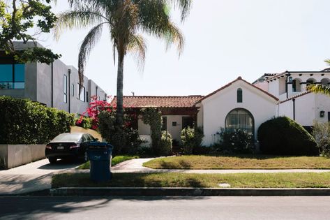 Is it better to rent or buy a house in Los Angeles? - Curbed LA Los Angeles Houses, Los Angeles Bungalow, Silverlake Los Angeles, Moving To La, Renting An Apartment, America Life, House In Los Angeles, La Apartment, On My Block