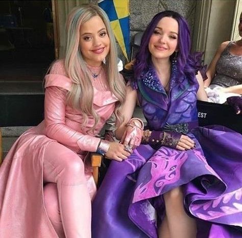 Dove Cameron Descendants, Disney Descendants Dolls, Descendants Pictures, Mal Descendants, Descendants Costumes, Disney Descendants Movie, Descendants Characters, Cheyenne Jackson, Sarah Jeffery