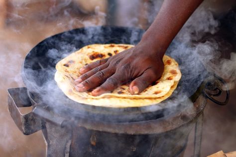 Chapati Kenyan Chapati, Uganda Recipe, Soft Chapati Recipe, Chapati Recipes, Kenyan Food, Paratha Recipes, Street Vendor, Asian Soup, Steamed Buns