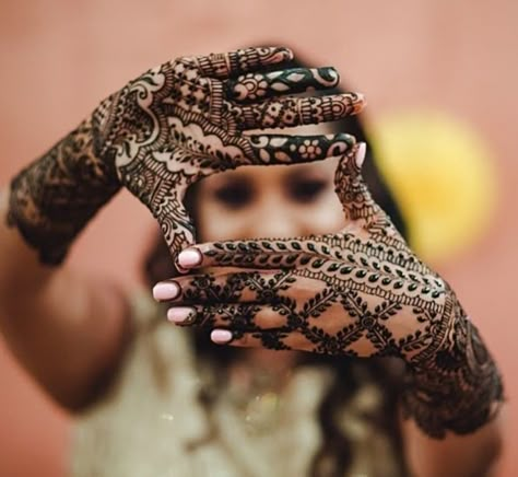 Mehndi Shoot Bride, Bridal Mehandi Poses, Mehandi Stills For Bride, Mahendi Shoot Poses, Mehandi Closeup Photo, Mehandi Photo Shoot, Mehedi Poses Bride, Poses For Mehndi Bride, Mahedi Photo Pose