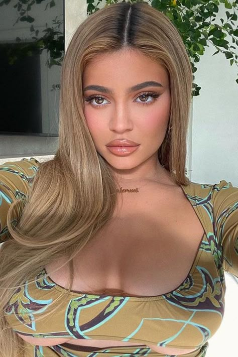 Kylie Light Brown Hair, Kylie Jenner Hair Color Blonde, Mulatto Hair Color, Blonde Bob Asian, Honey Blonde Highlights On Brown Hair Caramel, Honey Beige Blonde Hair, Blonde On Brown Skin, Honey Blonde Hair On Latinas, Kylie Jenner Blonde Hair