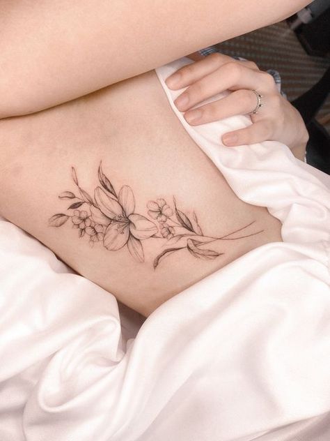 Rib Flower Tattoo, Flower Tattoo On Ribs, Grace Tattoos, Lillies Tattoo, Tattoo Garden, Rib Tattoos For Women, Flower Tattoo Ideas, Samurai Tattoo Design, Tatoo Inspiration