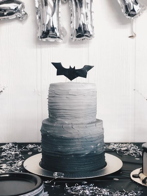 Batman cake Batman Wedding Cakes, Cake Batman, Batman Wedding, Batman Cake, Two Tier Cake, Batman Party, Tier Cake, Party People, Tiered Cakes