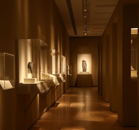 Artist & Title - Exhibition Art Gallery Lighting Design, Museum Lighting Design, History Museum Aesthetic, Luxury Exhibition, Exhibition Lighting, Exhibition Display Design, Palace Architecture, Museum Plan, Museum Lighting