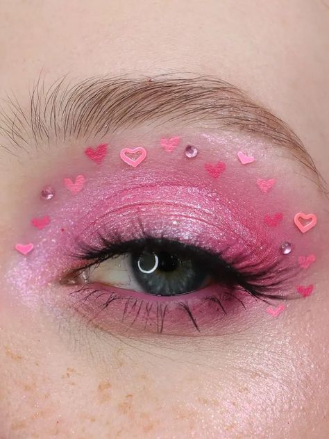 pink eyeshadow look with tiny hearts Coloured Eyeliner, Taylor Swift Makeup, Concert Makeup, Rhinestone Makeup, Valentines Makeup, Eye Makeup Designs, Dope Makeup, Colored Eyeliner, Taylor Swift Outfits