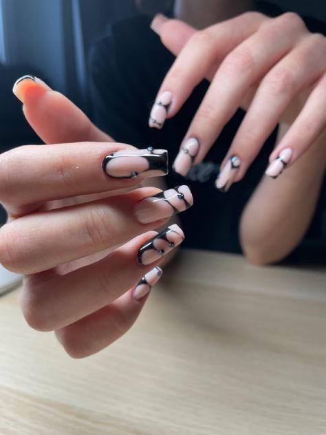 Black Line Nails, Euphoria Nails Ideas, Kat Euphoria, Black Nails Design, Line Nails, Smart Nails, Euphoria Nails, Lines On Nails, Black Nail Designs