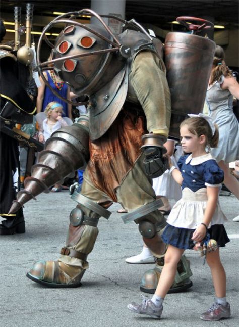 Big Daddy And Little Sister Costume James Pokemon, Bioshock Cosplay, Armadura Cosplay, Costume Works, Marty Mcfly, Epic Cosplay, Bioshock, Amazing Cosplay