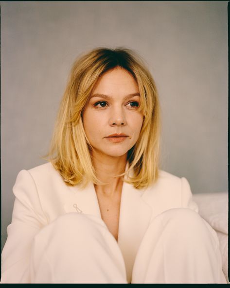 Carey Mulligan Hair, Carrie Mulligan, Woman In Suit, Awards Night, Carey Mulligan, Hair Health, Macau, Ny Times, Pretty Hairstyles