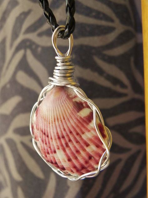 Pendant Ideas, Bling Crafts, Viking Knit, Seashell Jewelry, Diy Wire Jewelry, Seashell Crafts, Handmade Wire Jewelry, Wire Weaving, Wire Crafts