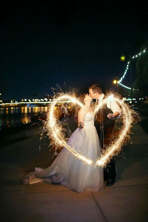 Sparklers Wedding Pictures, Chalet Wedding, Sparkler Pictures, Wedding Sparklers Photos, Winter Wedding Photos, Cute Engagement Photos, Anniversary Pictures, Anniversary Photoshoot, Wedding Sparklers