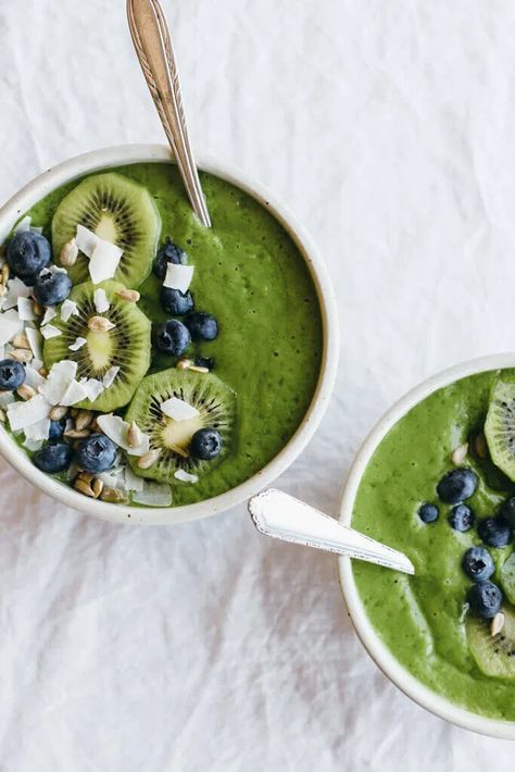 Morning Green Smoothie, Smoothie Bowl Vegan, Green Smoothie Bowl, Frosé, Raspberry Smoothie, Clean Green, Healthy Breakfast Smoothies, Bowl Recipes, Smoothie Bowl Recipe