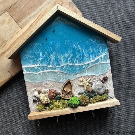 Resin Key Holder, Tea Table Design, Art Coquillage, Moss Decor, Ocean Design, Sea Crafts, Beach Diy, Wall Key Holder, Beach House Design