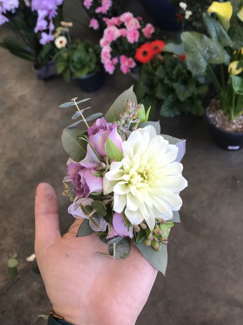 Cute wrist corsage made with a white dahlia, lavender spray roses, spiral eucalyptus, and seeded eucalyptus. Made at Oberer's Flowers West Chester. Modern Wrist Corsage, Diy Wrist Corsage, Flowers At Wedding, Prom Flowers Corsage, White Corsage, Homecoming Flowers, Wrist Corsage Wedding, Wrist Corsage Prom, Prom Corsage And Boutonniere