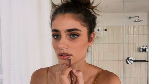 For Victoria’s Secret model Taylor Hill, looking like herself—her best self—is key. Big Brows, Big Eyebrows, Coral Shades, Easy Makeup Ideas, Vogue Beauty Secrets, Brows And Lashes, Victoria Secret Show, Eyebrow Mascara, Life Hacks Beauty