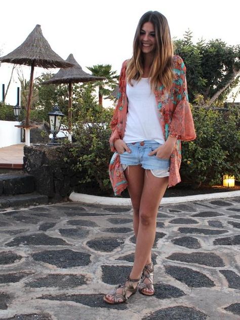 Casual summer style. Love the color combo on the cover up #summer +++For tips + ideas on #style and #fashion,visit http://www.makeupbymisscee.com/ Vetements Shoes, Boho Chique, Swimsuits Outfits, Beach Outfits, Bohol, Ideas Outfit, Summer Boho, Autumn Outfits, Boho Kimono