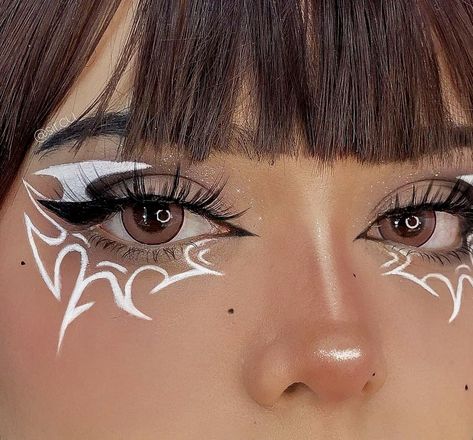 Graphic Liner Makeup Black, Aesthetic Eyeliner Looks, Easy Graphic Liner, Minimalist Tattoos For Women, Graphic Eyeliner Looks, Egirl Makeup, Graphic Makeup, Rave Makeup, Graphic Eyeliner