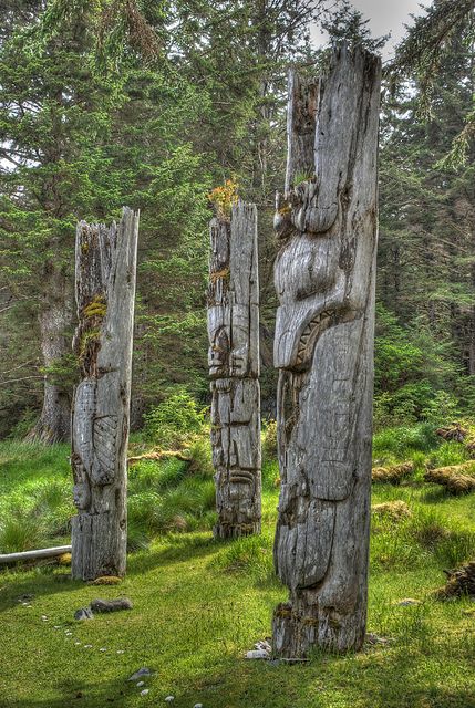 SGang Gwaay is located at the southern most part of Gwaii Haanas National Park in the Haida Gwaii Islands in British Columbia. It is a former Haida village and contains some of the oldest standing totem poles in the world. To get there you first have to get to Haida Gwaii, which while not that difficult, is pretty far out of the way for most people. Then you need to get on a boat which will probably take you 2 days of travel to get there. Arte Haida, Totem Pole Art, Totem Art, Haida Gwaii, Pacific Northwest Art, Haida Art, First Nations Art, Beautiful Canada, Pole Art