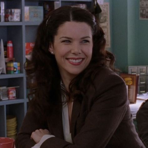 lorelai gilmore girls Loriela Gilmore, Lorili Gilmore Aesthetic, Lorlie Gilmore Aesthetic, Lorelai Gilmore Pfp, Lorelai Gilmore Icons, Lorili Gilmore, Lorelai Aesthetic, Lorelai Gilmore Hair, Lorelai Gilmore Aesthetic