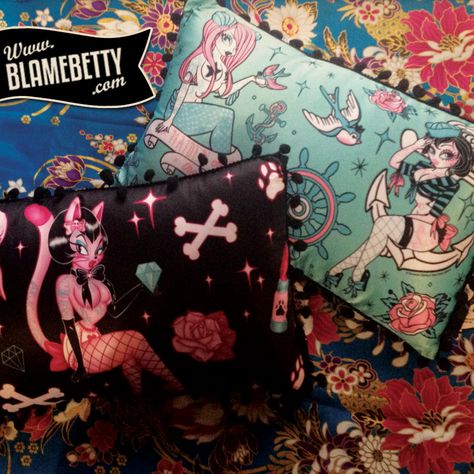 Home Decor <3 #blamebetty #rockabilly #pinupstyle Rockabilly Bedroom, Rockabilly Decor, Rockabilly Home Decor, Real Bedroom, Retro Decorating, Funky Cushions, Camper Cushions, Rockabilly Goth, Room Makeovers