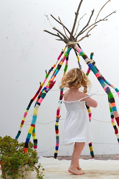 Crocheting is fun! But sometimes it’s fun to make something different with yarn. Check out 16 Clever Yarn Ideas. Diy Tipi, Wrapped Sticks, Tee Pee, Yarn Diy, Cool Ideas, Nature Crafts, Yarn Crafts, Fabric Art, Kids Crafts