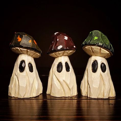 Wood Carved Pumpkins, Halloween Wood Carving Ideas, Simple Wood Carving Ideas For Beginners, Mushroom Wood Carving, Lil Woody, Carved Gnomes, Trinket Trading, Halloween Carving Ideas, Halloween Wood Projects