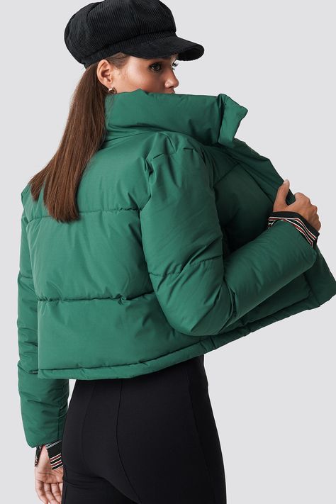 Short Puffy Jacket Dark Green | na-kd.com Green Puffer Jacket Outfit, Green Puffer Jacket, Chic Outfit, Puffer Jacket Outfit, Streetwear Jackets, Puffy Coat, Puffy Jacket, Fall Trends, Jacket Outfits