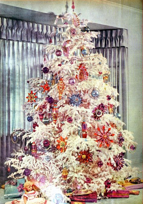 Here are 30 gorgeous Christmas tree decorations from the 1950s that are timeless & eclectic 1950s Christmas, A White Christmas, Fun Christmas Decorations, 12 December, Gorgeous Christmas, Christmas Past, Christmas Memory, Vestidos Vintage, White Christmas Tree