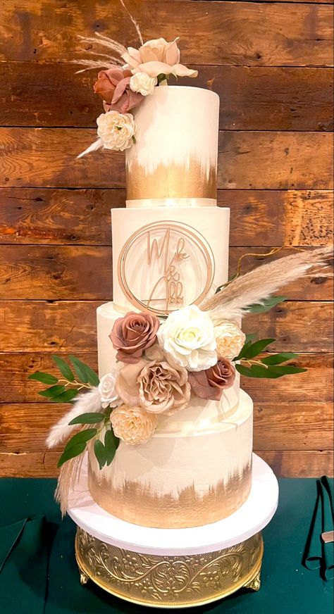 Wedding Cake Designs Boho, Boho Style Wedding Cake, Boho Themed Wedding Cake, Wedding Cake With Pampas, Boho Wedding Cake Bohemian Style, Pampas Grass Wedding Cake, Wedding Cake Bohemian Style, Rustic Boho Wedding Cake, Bohemian Wedding Cakes