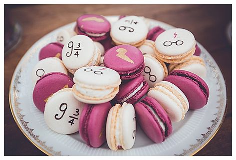 Harry Potter Macarons, Harry Potter Desserts, Harry Potter Treats, Gateau Harry Potter, Harry Potter Snacks, Cumpleaños Harry Potter, Harry Potter Birthday Cake, Harry Potter Bday, Harry Potter Wedding Theme