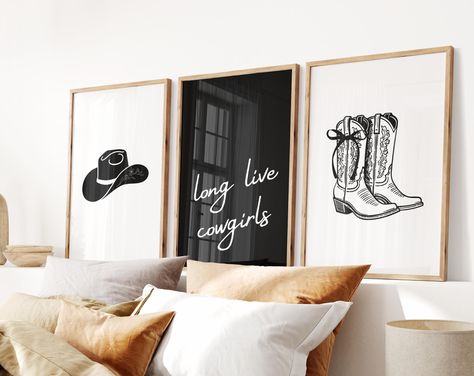 This black set of 3 cowgirl wall art is the classic western aesthetic you've been looking for! This trio effortlessly combines coquette bow cowboy boots, long live cowgirls typography, and a floral cowgirl hat. The perfect way to show off your inner cowgirl with a girly western vibe! Printable wall art is an easy, affordable way to quickly showcase your unique decor style and transform your space. How it works: 🛒 Buy  ⬇️Download 🖨️Print  🖼️Hang After purchase, your download link will be sent Simple Room Wall Decor, Modern Western Bedroom Decor, Boho Cowgirl Bedroom, Western Boho Room, Western Office Decor Ideas, Girly Western Bedroom, Cowboy Bedroom Ideas, Western House Decor, Cowgirl Theme Bedrooms