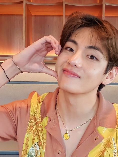 Kim Taehyung Selca, Bts Taehyung Aesthetic, Taehyung Smile, Smile Pictures, V Bta, App Guide, Taehyung Selca, Boyfriend Wallpaper, Taehyung Wallpaper