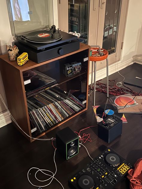 Music House Aesthetic, Music Room Aesthetic Dark, Music Aesthetic Apartment, Vintage Music Store Aesthetic, Record Store Aesthetic Grunge, Nook