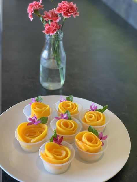 Mango Sticky Rice Cup, Thai Catering, Jelly Ideas, Fruit Salad Ideas Parties, Thai Dinner, Sweet Sticky Rice, Thai Mango, Dinner Home, Thai Desserts