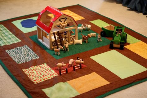 Play Mat Diy, Christmas Present Quilt, Tractor Quilt, Farm Blankets, Felt Play Mat, Farm Quilt, Fabric Toys, Sewing Toys, Baby Crafts