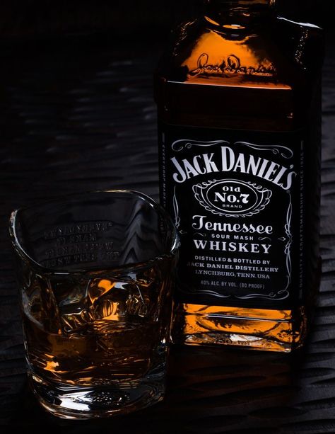 Jack Daniels Wallpaper, Jack Daniels Drinks, Photography Graduation, Jack Daniels Bottle, Jack And Coke, Whiskey Girl, Jack Daniels Distillery, Glass Photography, Wine Photography