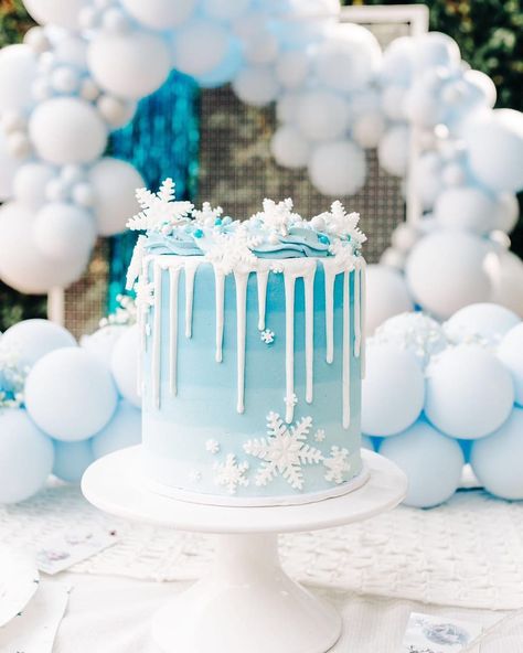 Cara the confectionist: ombré frozen cake Sweet Baked Goods on Instagram: “So in love with how this whole party vibe turned out ❄️ Frozen vibes all day long! Photographer: @marilenak.photography Balloons:…” Frozen Cake Ideas, Holiday Cakes Christmas, Frozen Cupcake, Frozen Birthday Party Cake, Frozen Themed Birthday Cake, Cake Frozen, Frozen Birthday Party Decorations, Snow Cake, Frozen Cupcakes