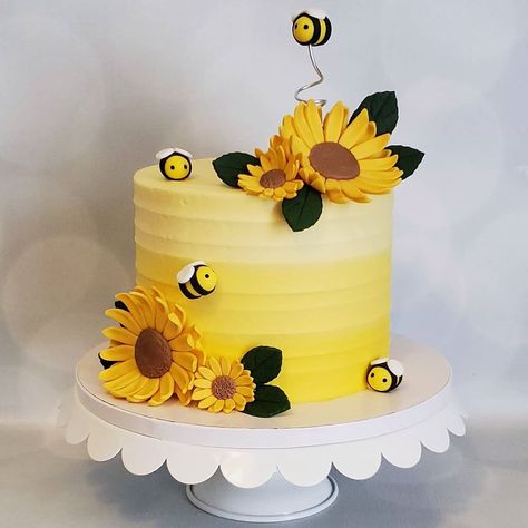 Honey Bee Cakes в Instagram: «🐝🐝🐝» Bee Baby Shower Cake, Bee Birthday Cake, Bumble Bee Cake, Shower 2023, Bee Themed Birthday Party, 1st Bday Cake, Bee Cake, Bumble Bee Birthday, Bee Birthday Party