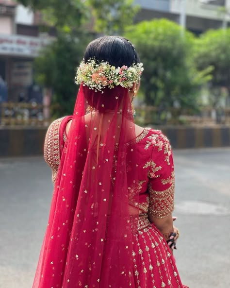 This Indian bride opted to wear her dupatta as a veil. Attached to her flower embedded hairdo, she pinned her gorgeous sheer red dupatta with its trail flowing *swoon* pc: Sejal Salviya #indianwedding #indianbride #veil #bride #bridal #wittyvows Indian Bridal Veil, Short Hair Wedding Styles, South Indian Bridal Hairstyles, Bridal Hairstyle Indian Wedding, Bridal Hair Down, Bridal Bun, Bridal Hairdo, Bridal Dupatta, 3 Ways To Wear