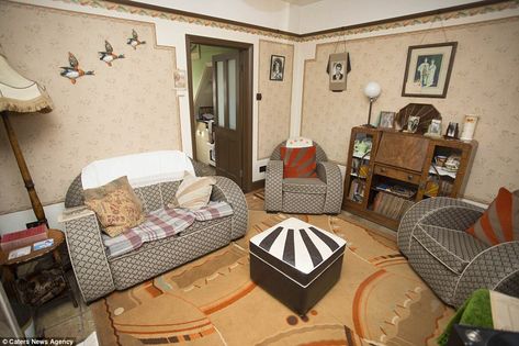 History fanatic transforms home into 1940s house | Daily Mail Online 1940s Sofa, 1940s House Interior, Wartime House, 40s House, 1940s Living Room, Clybourne Park, English Style House, 1930s Living Room, 1940s Home Decor