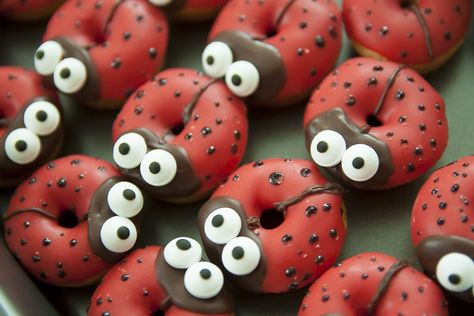 Ladybug Donuts Cool Donut Designs, Fancy Donuts Ideas, Cute Donut Decorating Ideas, Donuts Decorating Ideas, Mini Donuts Ideas, Doughnut Decorations, Fancy Donuts, Donut Decorating Ideas, Donut Ideas