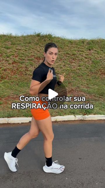 BRUNA IANHEZ on Instagram: "Como controlar a RESPIRAÇÃO na corrida‼️  ➡️ Já manda pra aquele amigo que tá começando a correr  Quem tem controle da sua respiração, controla sua corrida!  1% todo dia🙅🏼‍♀️♥️  Look de treino @rokbox_fitness cupom bruianhez10 Tênis @reebokbrasil" Look Academia, Do It, Gym