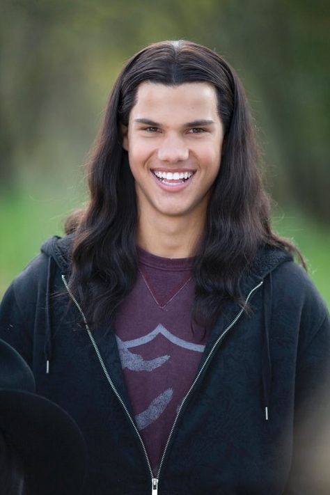 Remember when Jacob played by Taylor Lautner had long hair? Taylor Lautner, Long Hair, Hair, Black