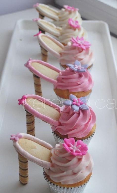 Cupcake Shoes, Breakfast At Tiffanys Party Ideas, High Heel Cupcakes, Cupcake Favors, Christmas Drinks Recipes, Airplane Carry On, Teen Cakes, Fancy Cupcakes, Cupcake Cake Designs