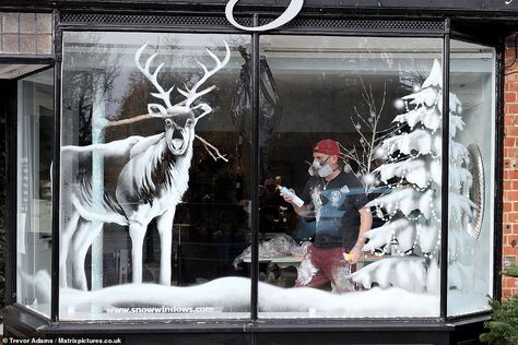 Window Snow Spray, Winter Window Display, Window Paintings, Christmas Window Painting, Window Mural, Collage Collage, Store Window Displays, Christmas Window Display, Winter Window