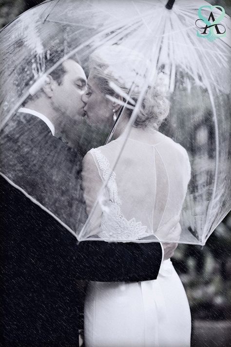 romantic kiss wedding photos of bride and groom under umbrella Rainy Wedding Photos, Rain Wedding, Under An Umbrella, Rain Photo, Kissing In The Rain, Umbrella Wedding, Rainy Wedding, Bridal Guide, Wedding Photojournalism