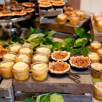 Mini pecan pies in cast iron skillets and mason jar peach cobblers topped with vanilla ice cream? Sign us up, y'all--we're a little jealous of Mallory and Andy's guests who got to enjoy these tasty Southern treats! See more from their Alabama wedding on #SouthernWeddings today (link in profile). By @KimBox, planning by @SouthernPosies, baked goods by McKinney Cakes. Dinners Ideas, Wedding Cake Boxes, Ice Cream Sign, Pecan Pies, Mini Pecan Pies, Cobbler Topping, Reception Food, Cast Iron Skillet Recipes, Bridal Brunch